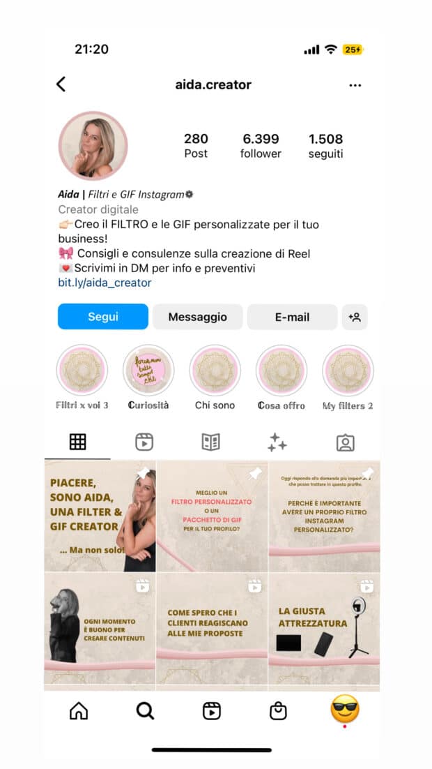 Passaggio 5. Continua ad imparare Crea un filtro con la realtà aumentata I filtri con la realtà aumentata per le storie di Instagram sono effetti fotografici che gli utenti di Instagram possono utilizzare per modificare le foto scattate tramite la fotocamera anteriore e posteriore del proprio smartphone. Quei post con le orecchie da coniglio? Sono fatti con un filtro con la realtà aumentata. Quelli per i quiz "quale [verdura/pizza/emoji/ecc.] sei?", sì, anche quelli sono realizzati con un filtro con la realtà aumentata. Qualsiasi utente di Instagram ora può creare un filtro AR. I filtri che crei vivono nella loro sezione del tuo profilo Instagram.