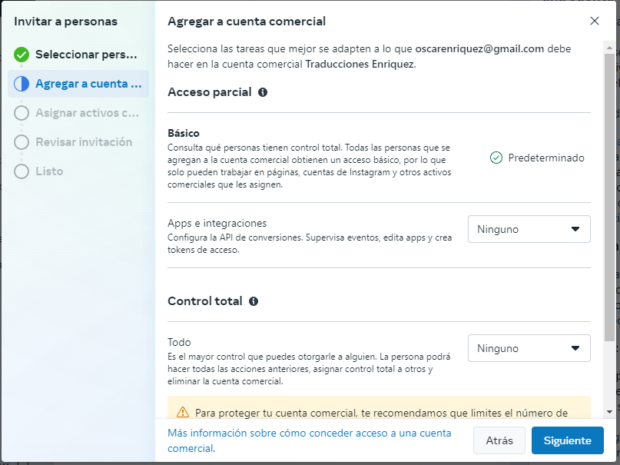 Una vez que hayas elegido a quién invitar a tu cuenta comercial, esta pantalla te permite seleccionar el nivel de acceso que les das. El acceso Parcial/Básico es el que se muestra por defecto.